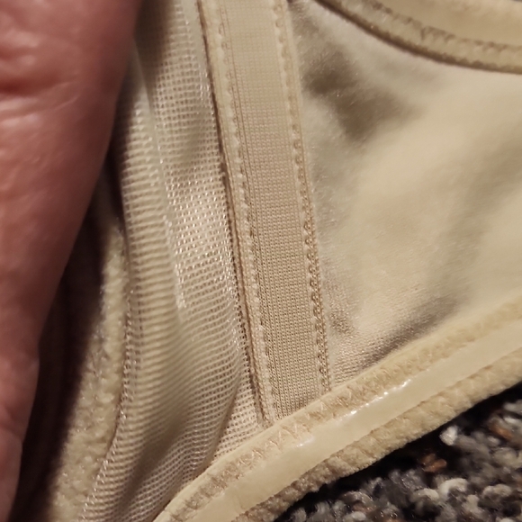 Victoria's Secret Cream Underwire Bra with Seamless Molded Cups - Picture 4 of 6